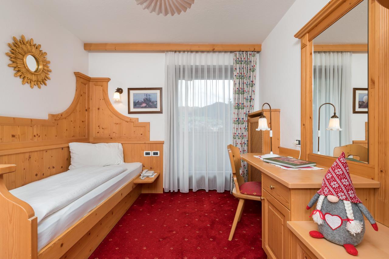 Hotel Christian Корвара ин Бадия Екстериор снимка